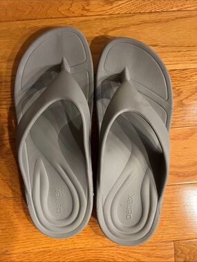 Aetrex Light Gray Contour Flip-Flops
